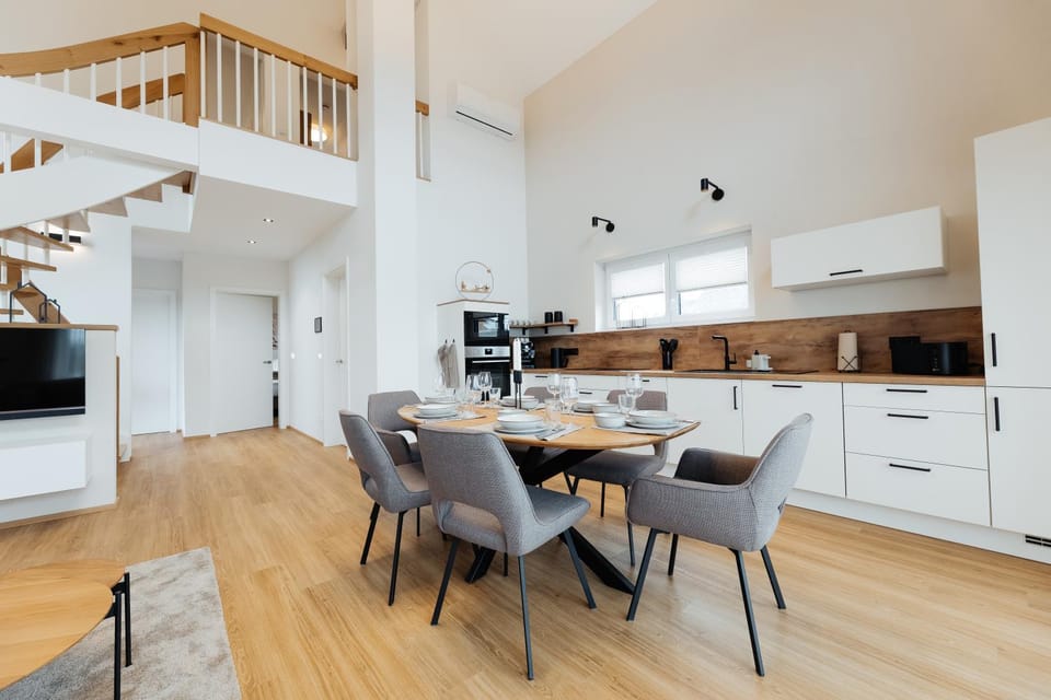 Kitchen or kitchenette, Dining area