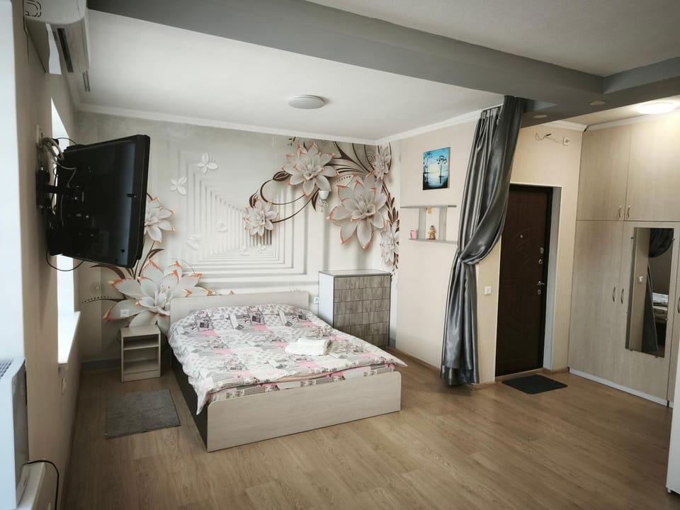Bed, TV and multimedia, wardrobe