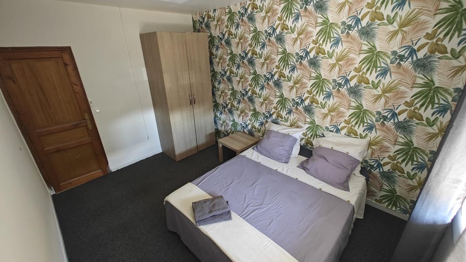 Bed, Bedroom, wardrobe, air conditioner