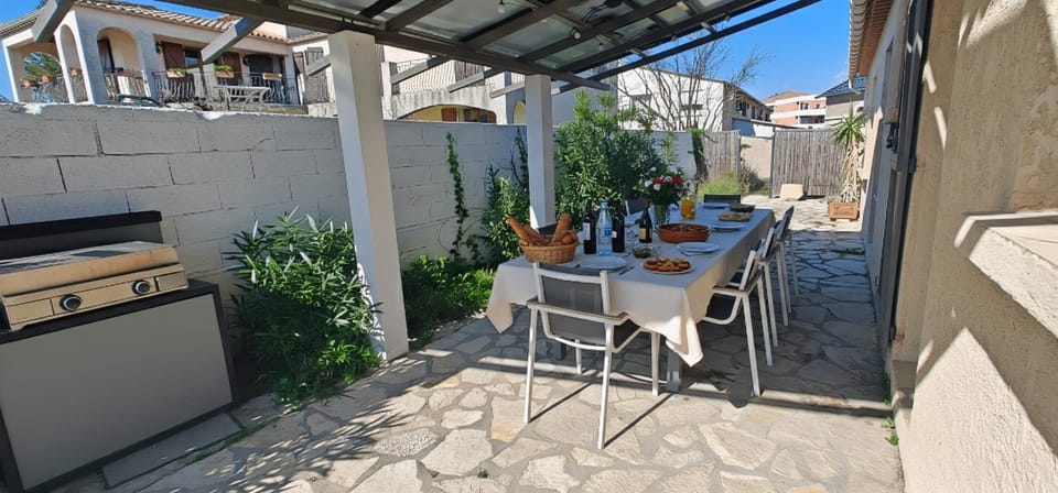 Property building, Patio, Balcony/Terrace
