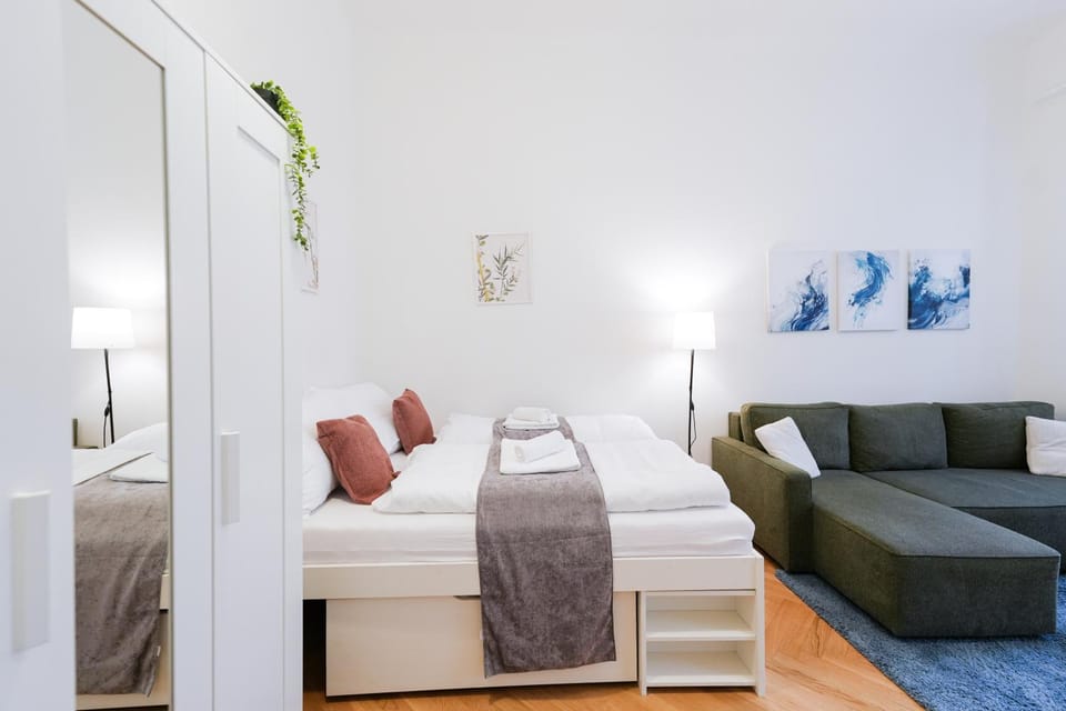 Bed, Living room, Photo of the whole room, Seating area, Bedroom, towels