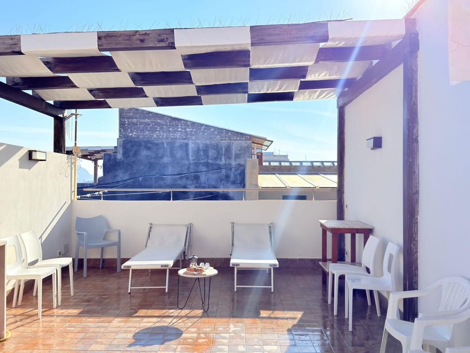 Patio, Day, Balcony/Terrace, Dining area