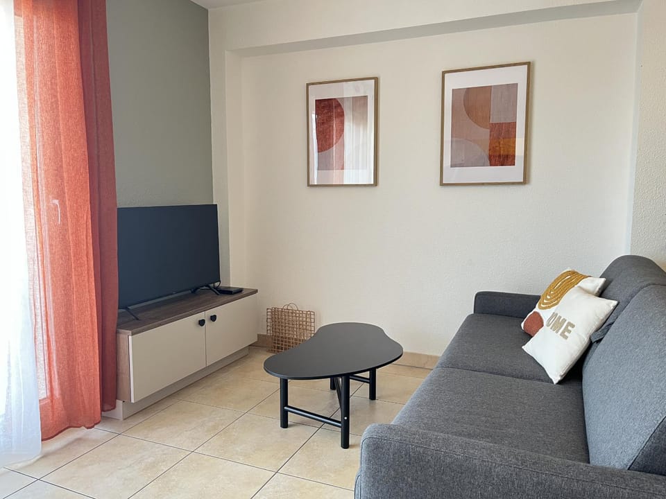 Communal lounge/ TV room, Living room