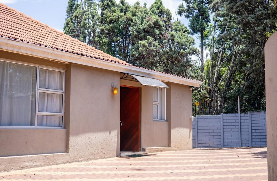 Communal lounge/ TV room, Garden, Golfcourse, View (from property/room), Tennis court, Parking, kitchen