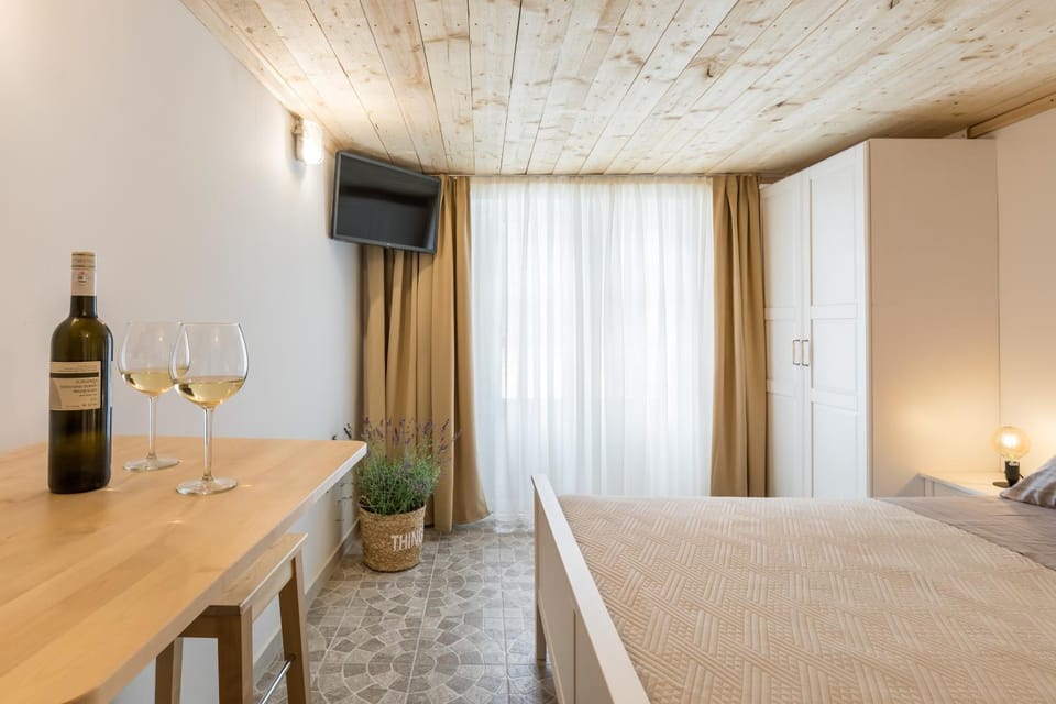 Bed, TV and multimedia