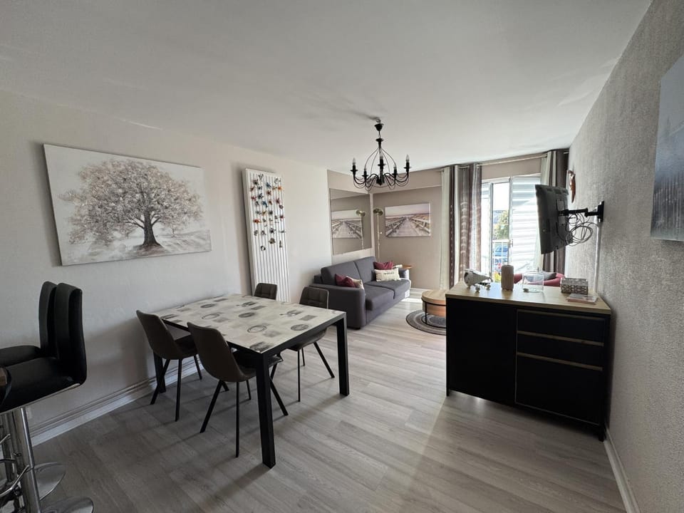 Living room, Dining area