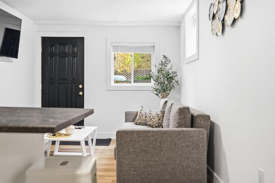 Modern Apartment Near Downtown Ottawa Apartment in Gatineau
