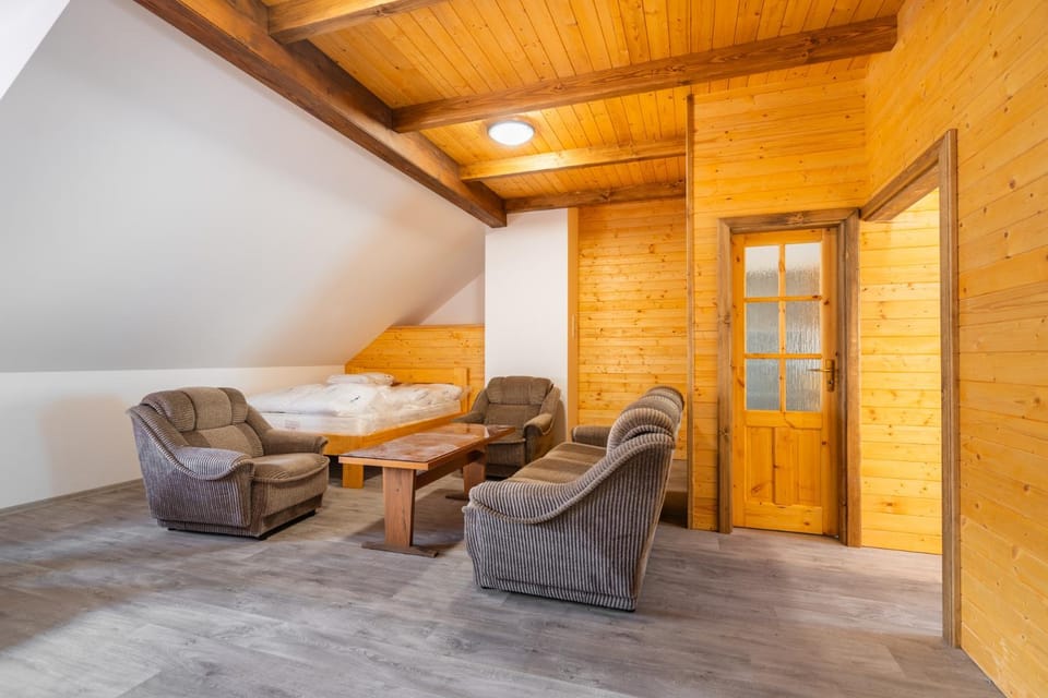 Bed, Seating area