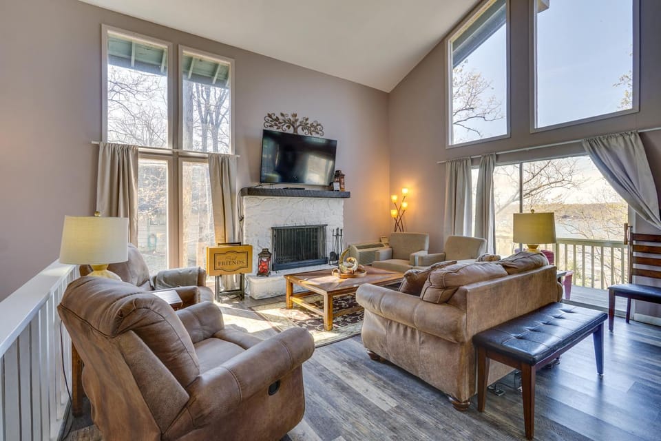 Ultimate Lake Getaway in Osage Beach, Resort Perks House in Lake of the Ozarks