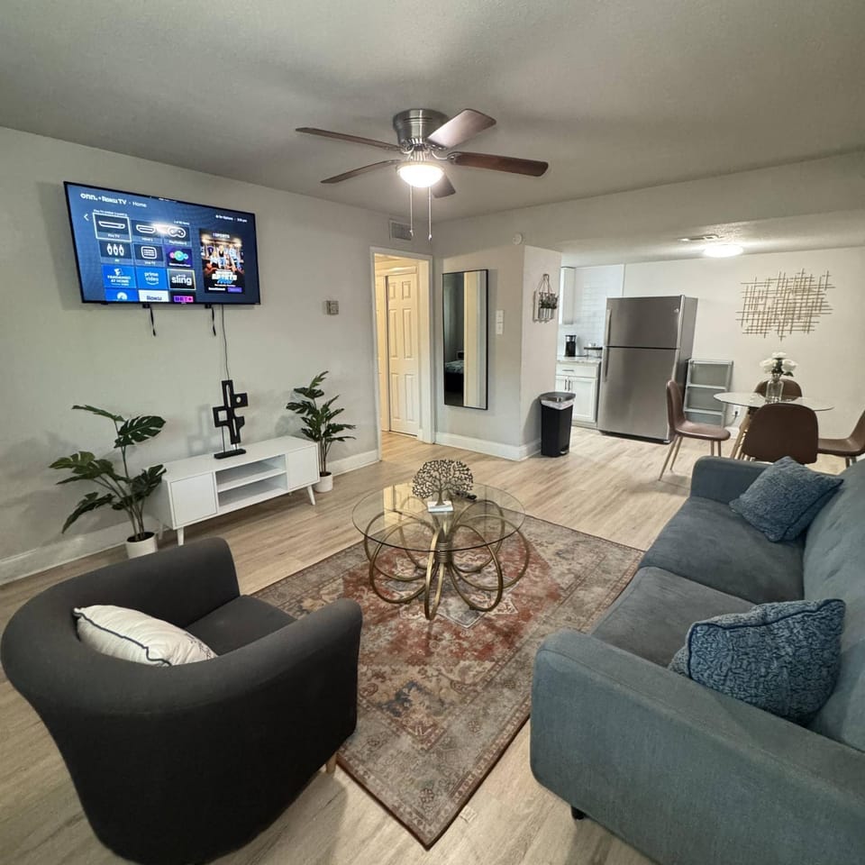1-2 Dallas l FIFA READY l 5 Min from Love Field Apartment in Dallas
