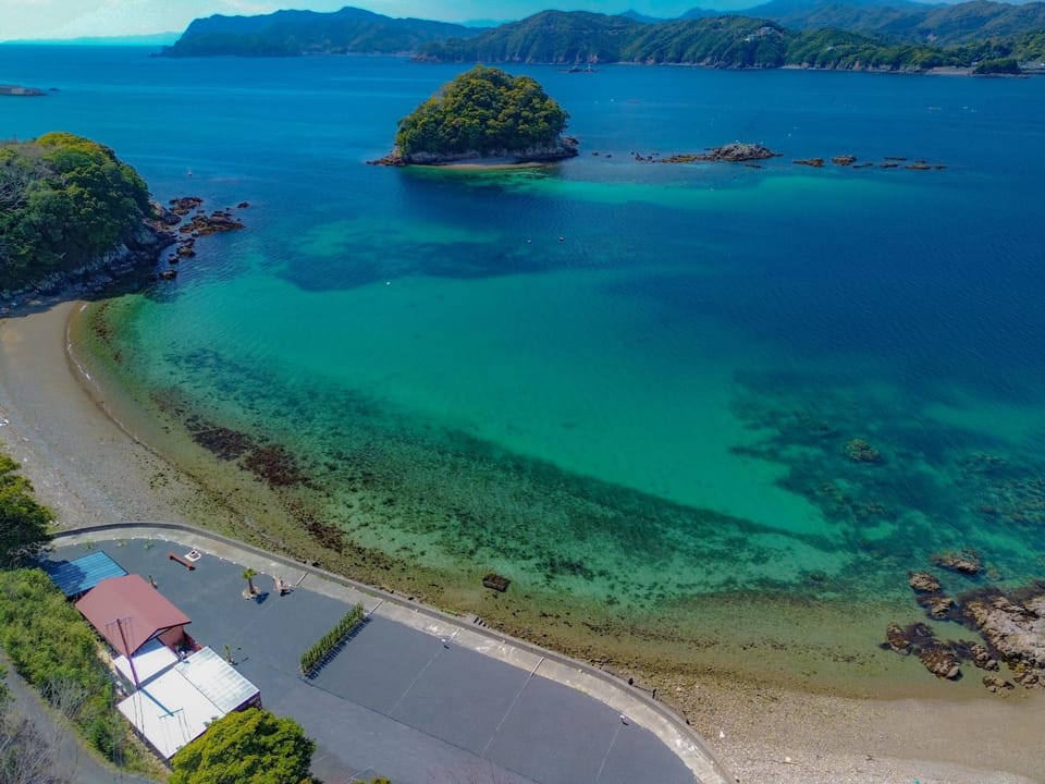 Property building, Day, Neighbourhood, Natural landscape, Beach, Sea view