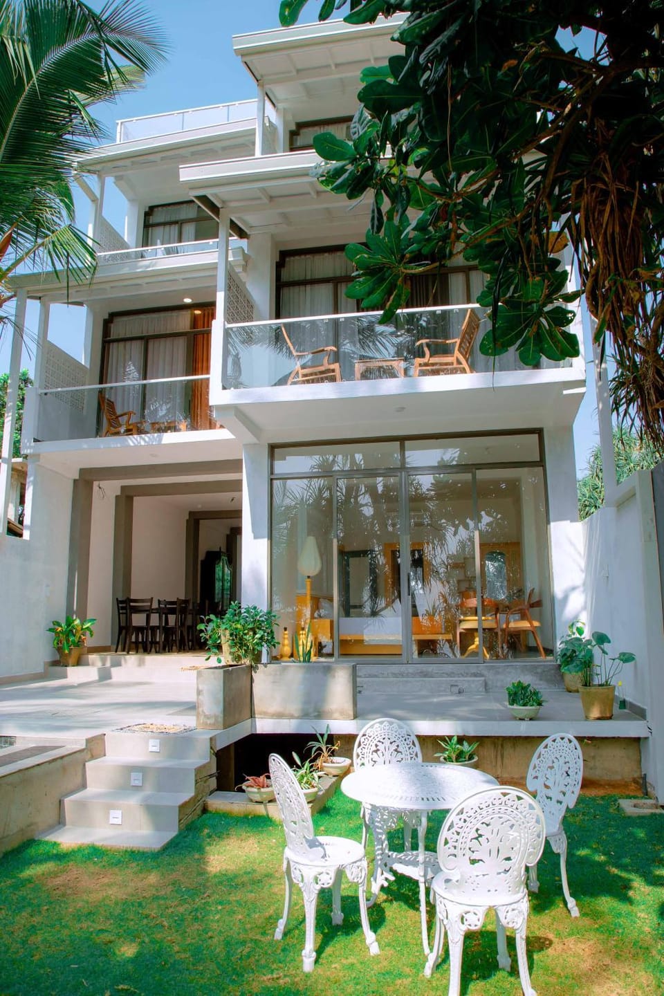 Property building, Day, Garden, Dining area, Garden view