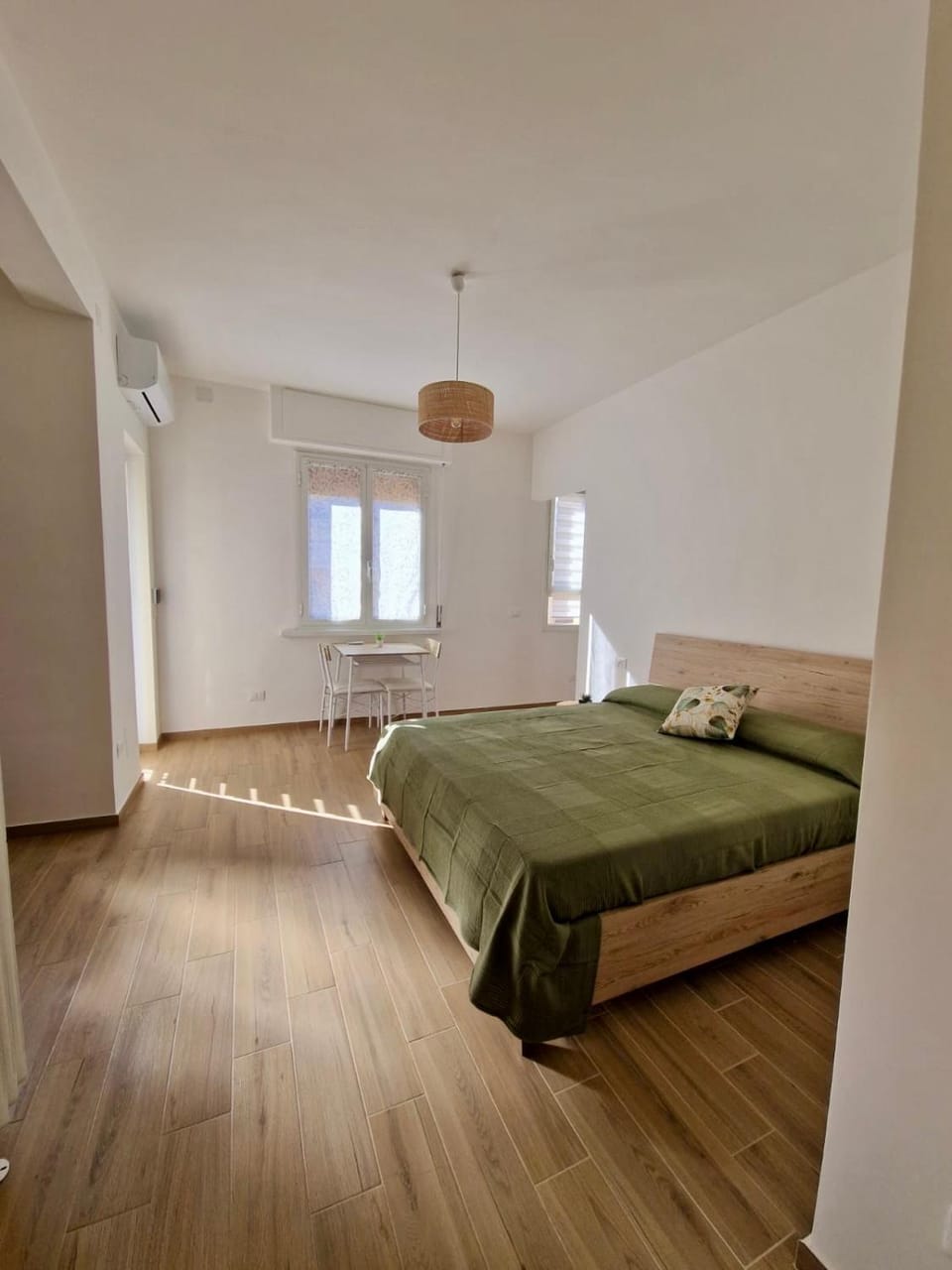 Bed, Photo of the whole room, Bedroom, air conditioner