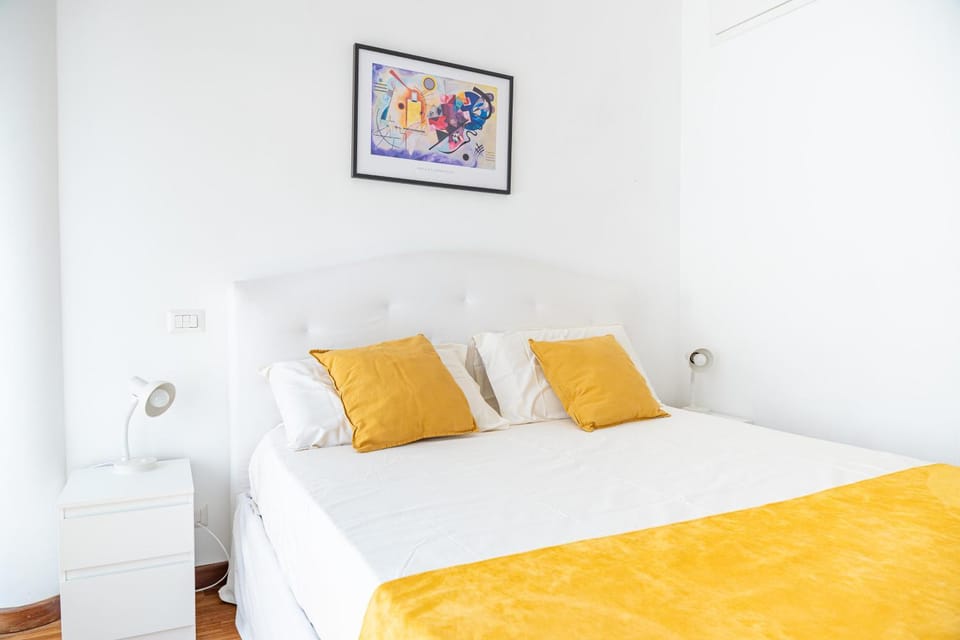 Bed, Photo of the whole room, Decorative detail, Bedroom