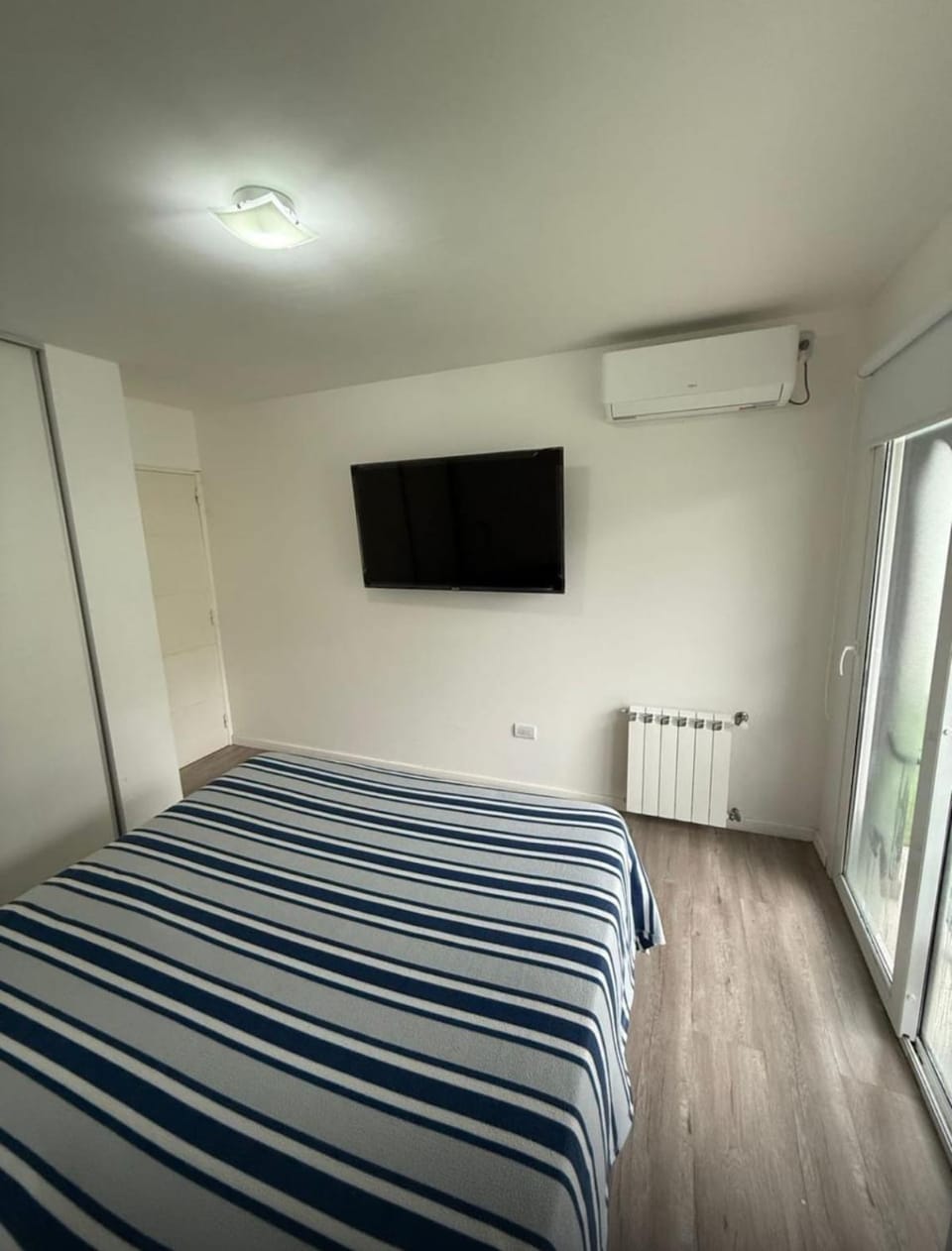 Bed, Photo of the whole room, Bedroom, air conditioner
