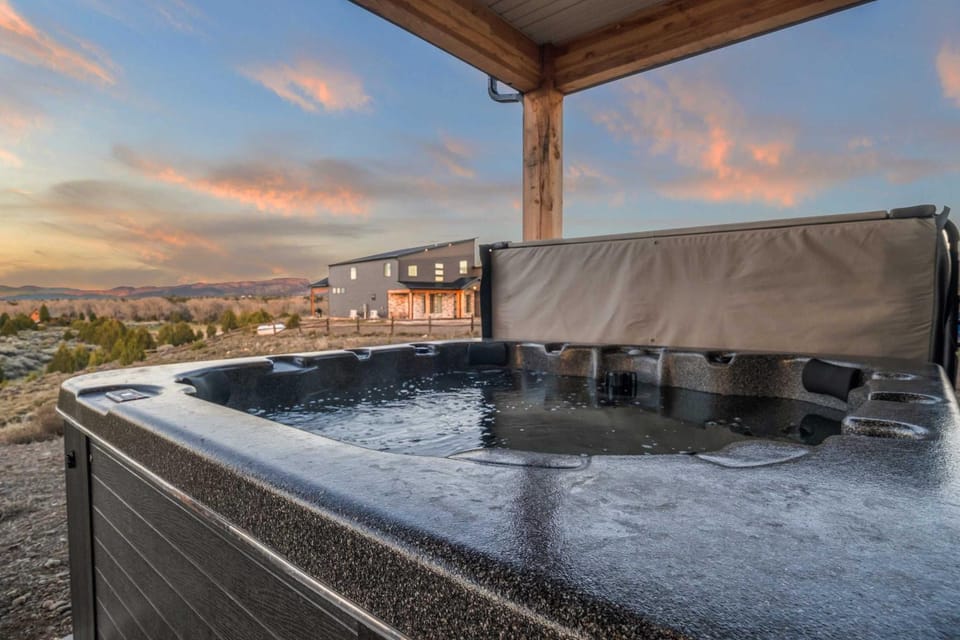 The Meadow at Natl Parks -Hot Tub- Sleeps 10-Family House in Utah
