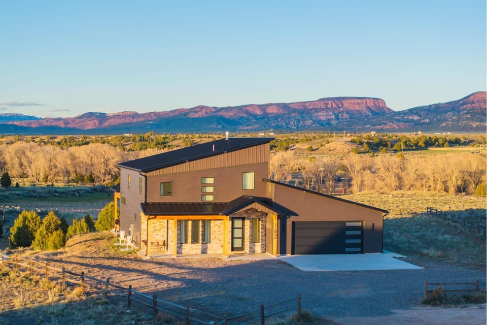 The Cliffs - Bryce Canyon-Zion- Hot Tub- Family Home Sleeps 10 House in Utah