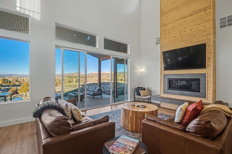Communal lounge/ TV room, Natural landscape, TV and multimedia, Living room, Seating area