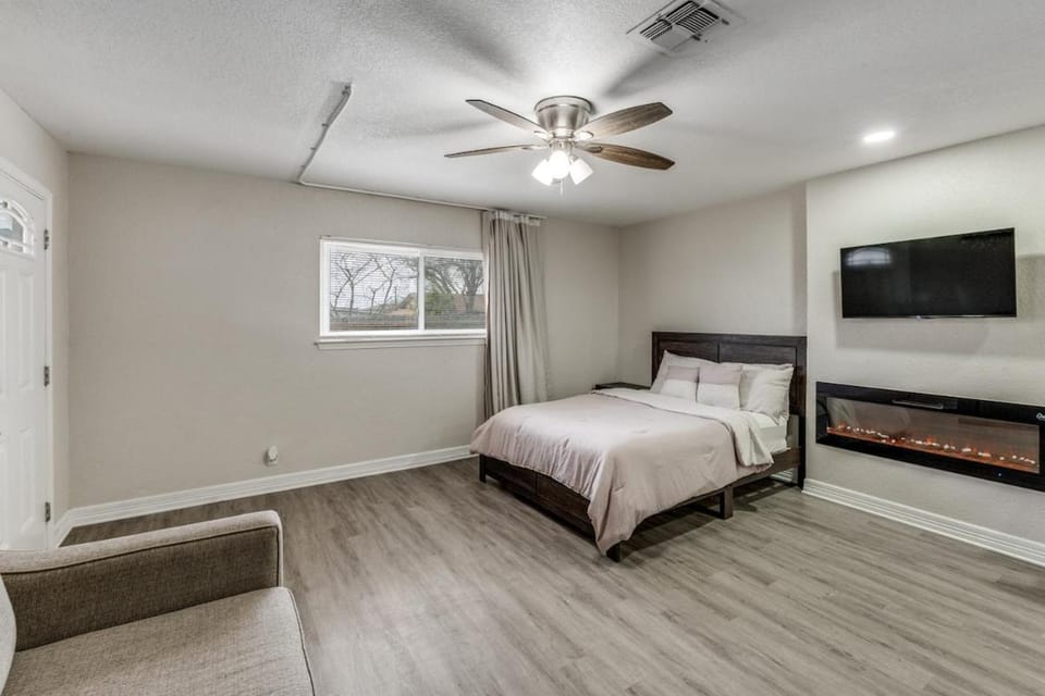 Modern Luxe Studio attached to home near Randolph AFB House in Schertz