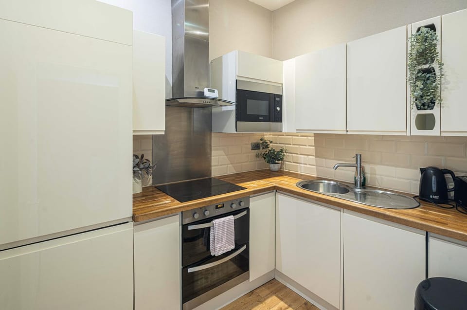 Prime Shepherds Bush Stay - 2 mins to Westfield Apartment in London
