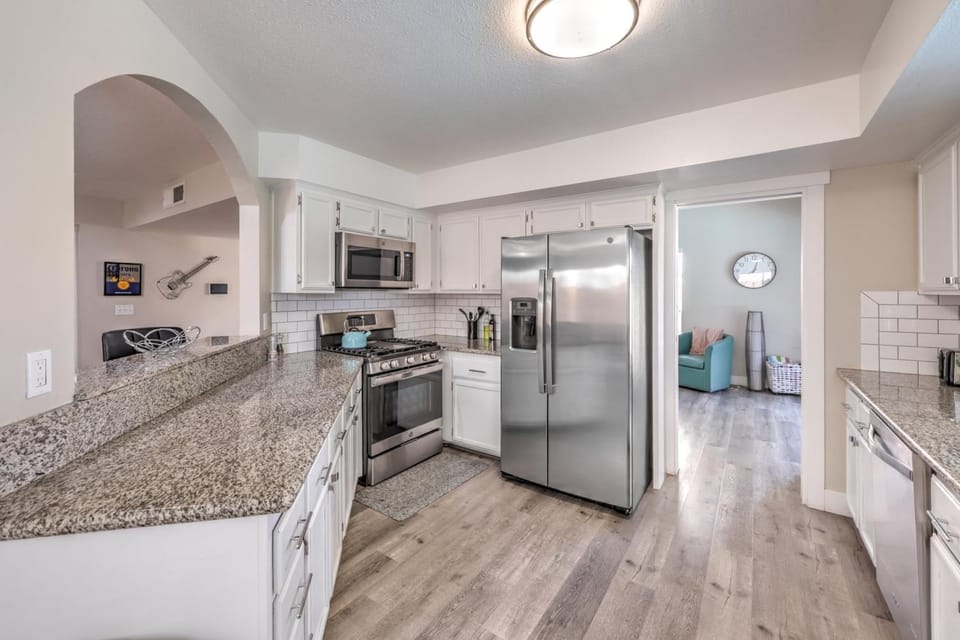 Kitchen or kitchenette, Dining area, stove