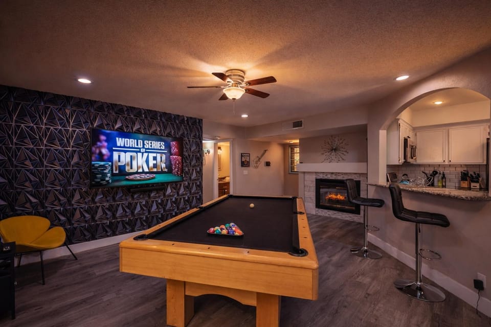 Billiard, Game Room, TV and multimedia, Kitchen or kitchenette, fireplace