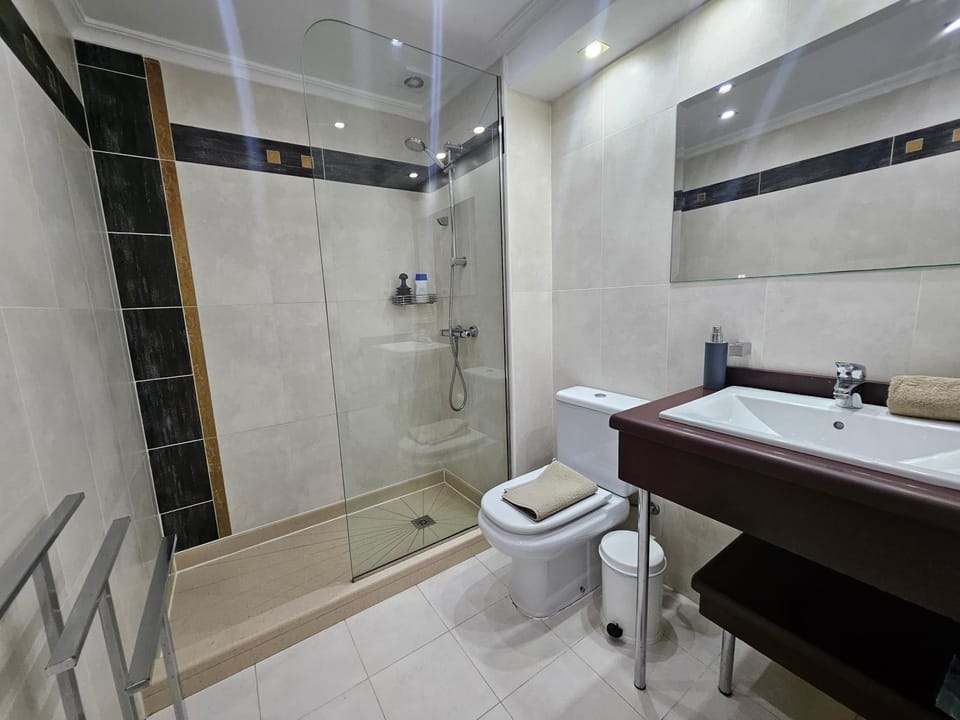 Shower, Toilet, Bathroom, towels