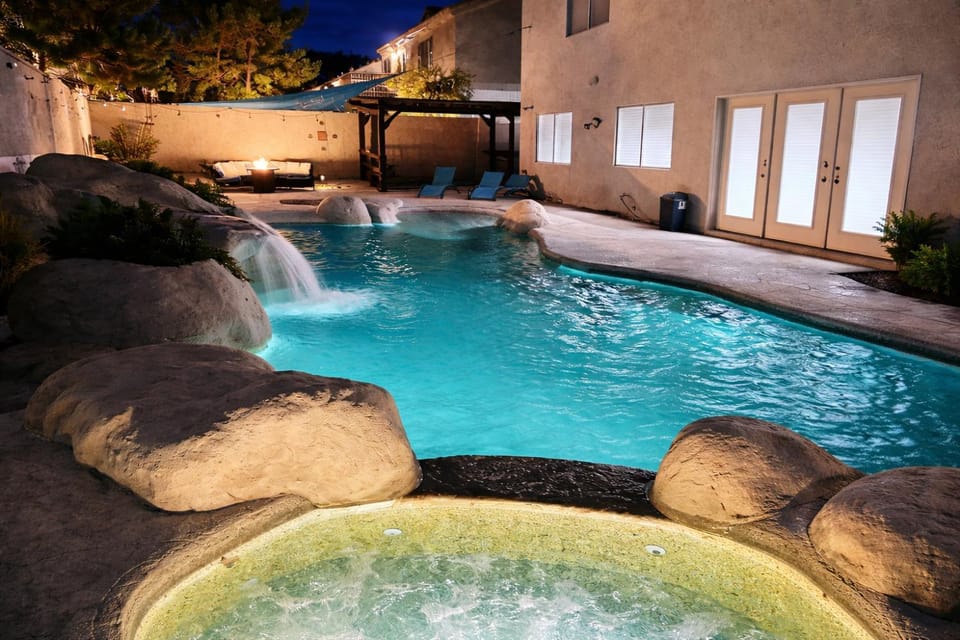 5BR Oasis 15 Min to Strip, Pool Table House in Paradise