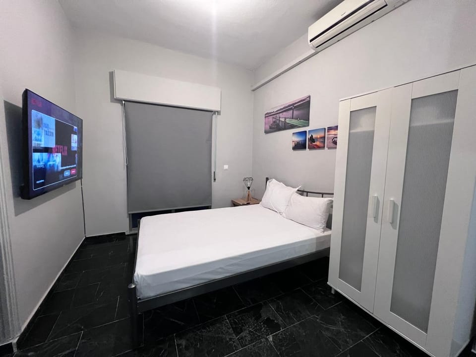 Bed, TV and multimedia, Bedroom, wardrobe, air conditioner