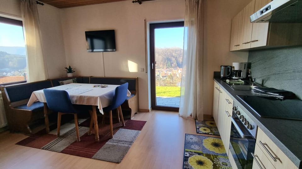 Kitchen or kitchenette, Dining area, stove