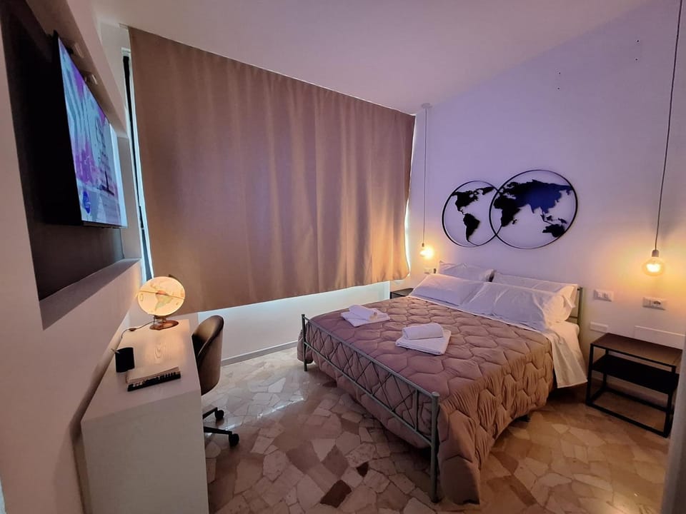 Bed, TV and multimedia, Bedroom