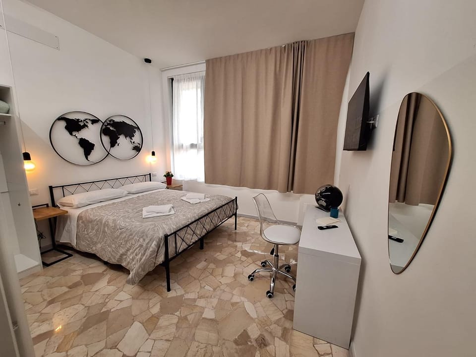 Bed, TV and multimedia, Photo of the whole room, Bedroom