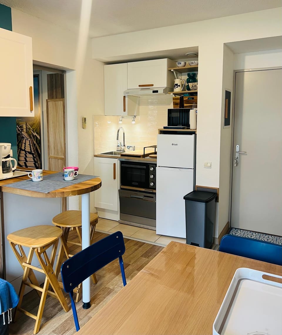 Kitchen or kitchenette, stove, kitchen