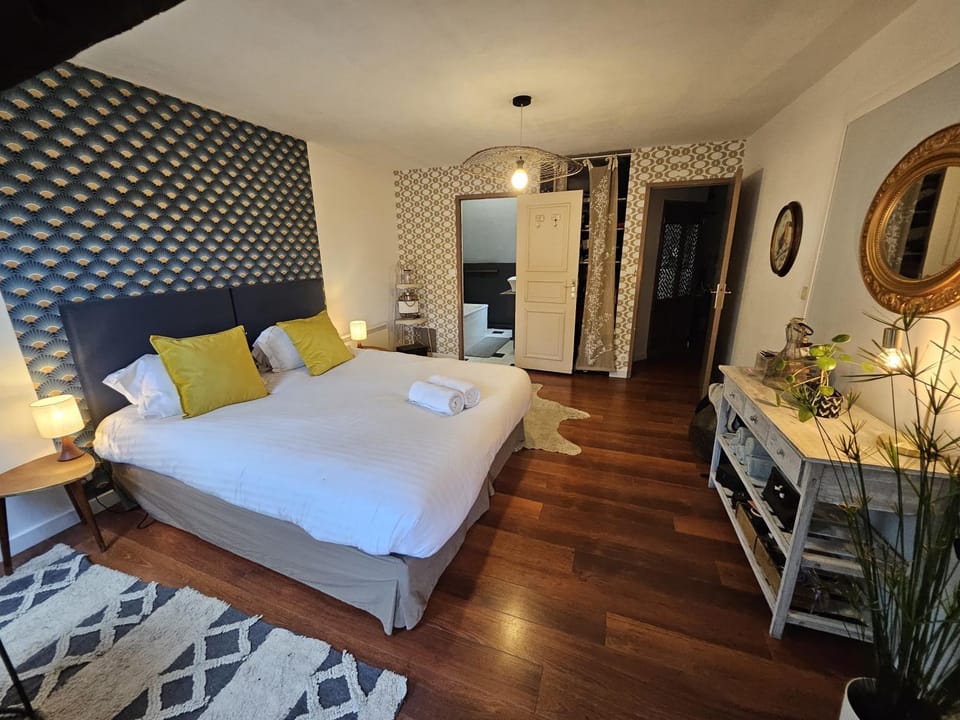 Bed, Photo of the whole room, Bedroom