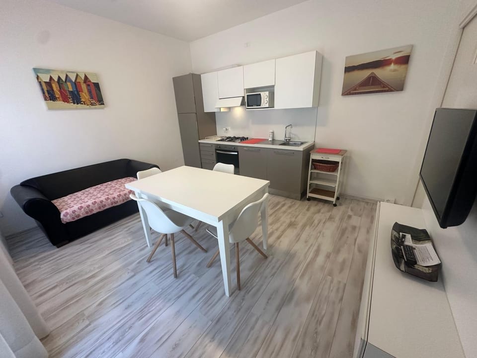 Kitchen or kitchenette, microwave, oven, kitchen