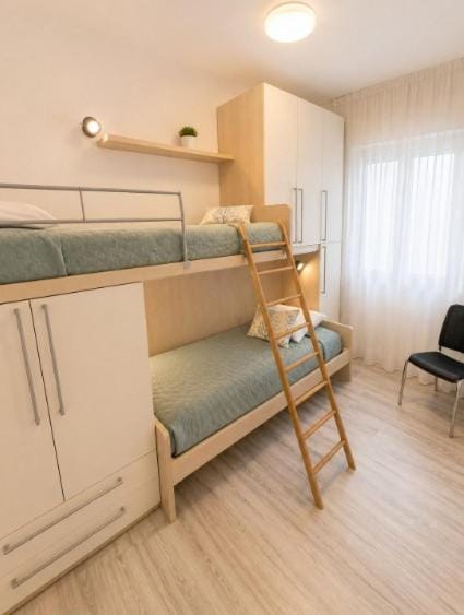 Bedroom, bunk bed