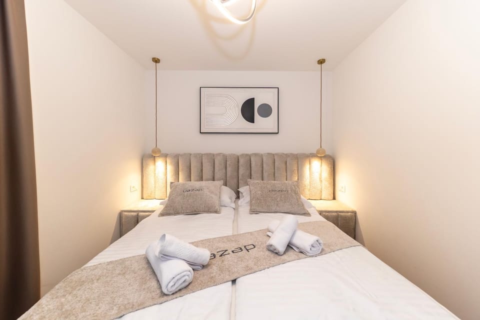 Bed, Bedroom, towels