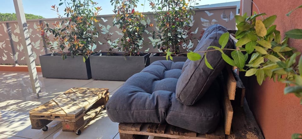 Superbe T3 neuf meublé 65m2 en roof top Fréjus avec espace terrasse de 45 m2 pergola BBQ mini piscine en été Apartment in Fréjus