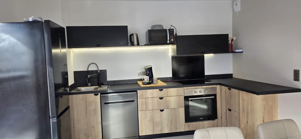 Superbe T3 neuf meublé 65m2 en roof top Fréjus avec espace terrasse de 45 m2 pergola BBQ mini piscine en été Apartment in Fréjus