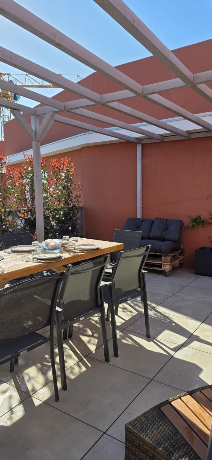 Superbe T3 neuf meublé 65m2 en roof top Fréjus avec espace terrasse de 45 m2 pergola BBQ mini piscine en été Apartment in Fréjus