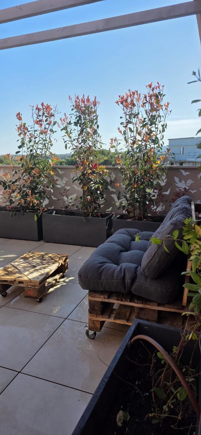 Superbe T3 neuf meublé 65m2 en roof top Fréjus avec espace terrasse de 45 m2 pergola BBQ Apartment in Fréjus