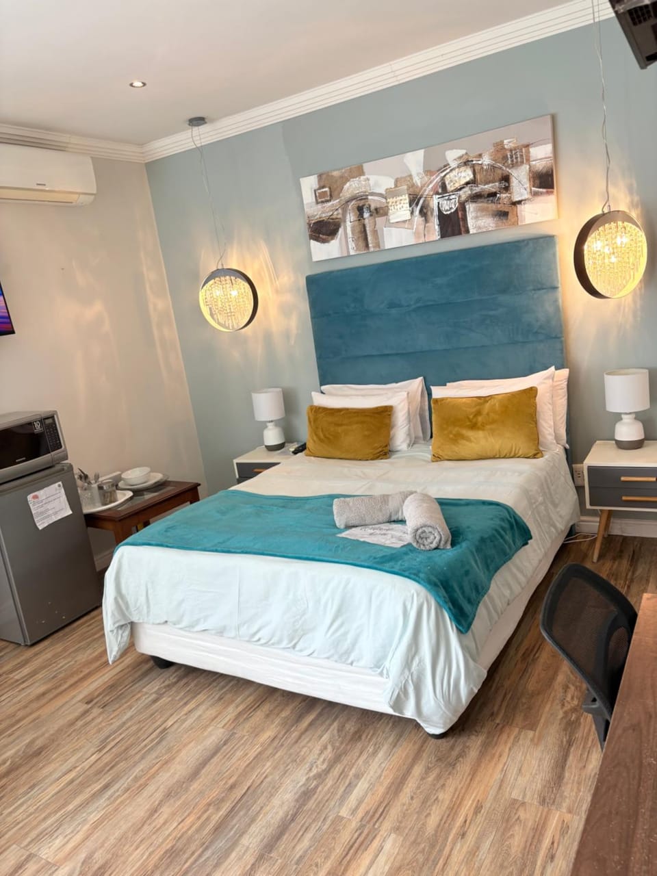 Bed, minibar, towels, air conditioner