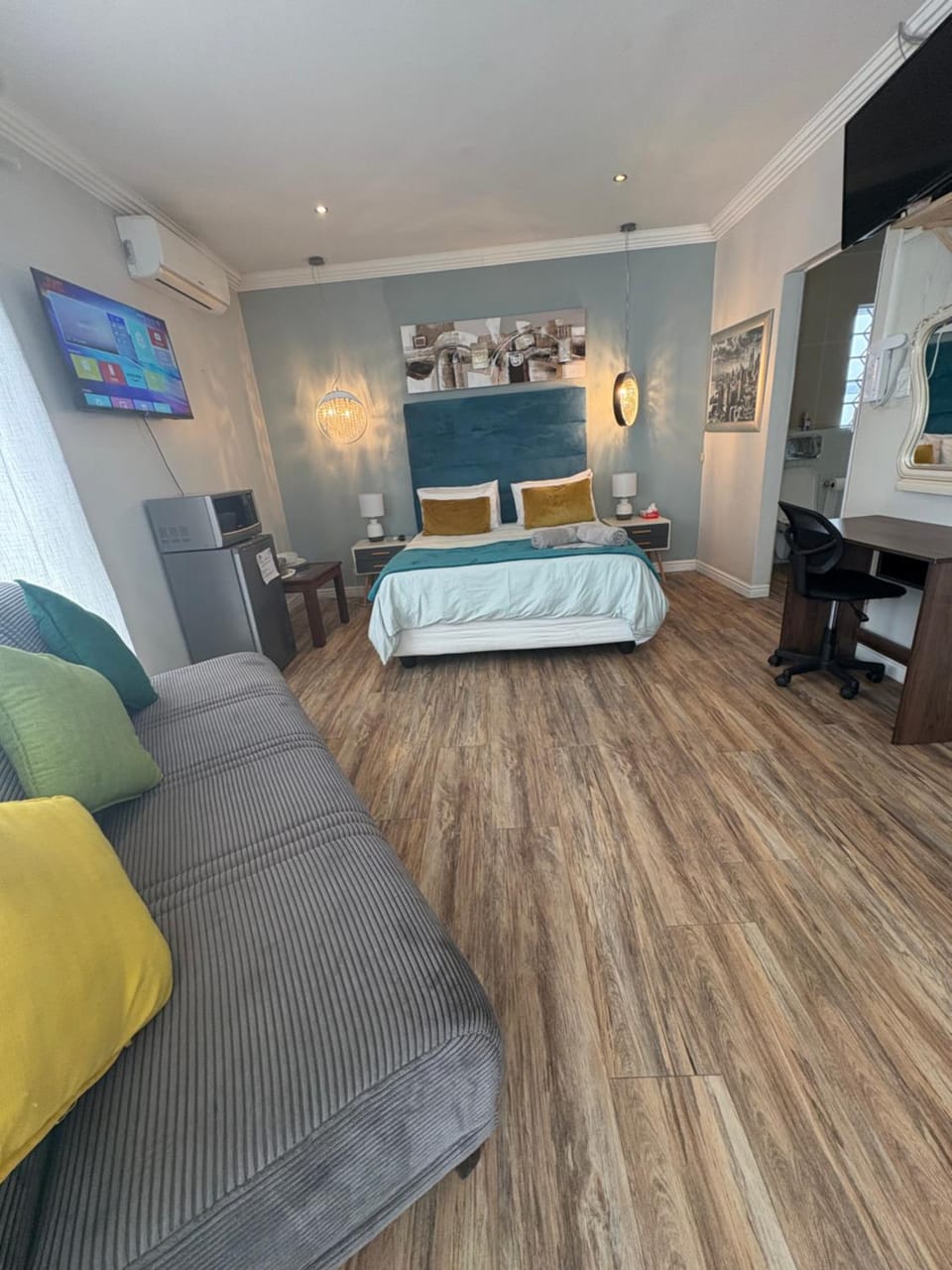Bed, TV and multimedia, Seating area, Evening entertainment, Bedroom