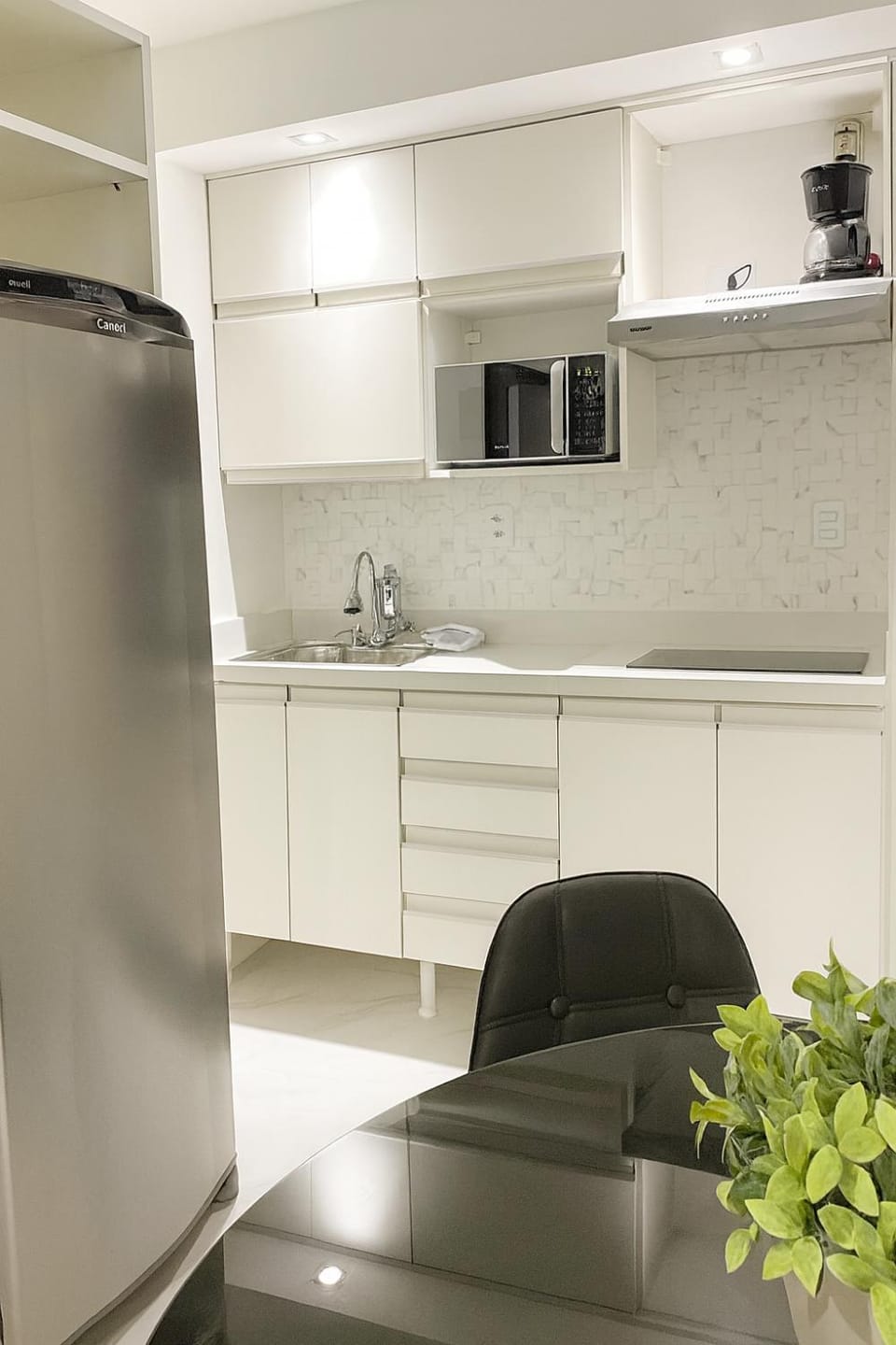 Kitchen or kitchenette, minibar, oven, stove