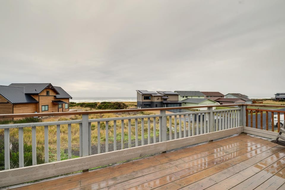 Walk to Beach! Pet-Friendly Westport Home with Views House in Westport