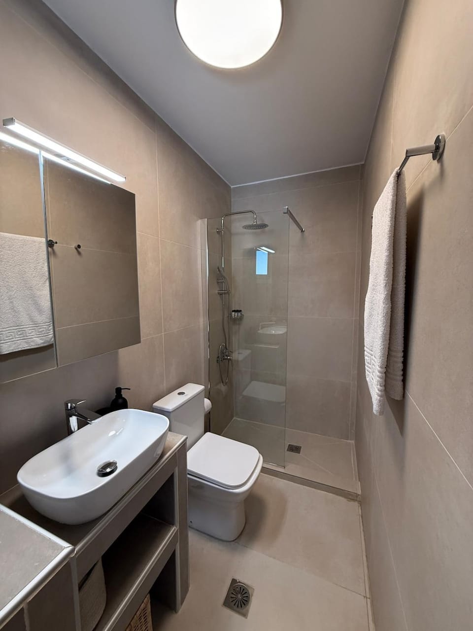 Shower, Toilet, Bathroom, towels