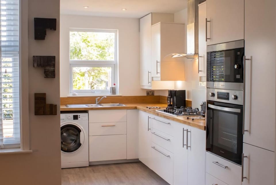 Coffee/tea facilities, Kitchen or kitchenette, oven, stove, washing machine