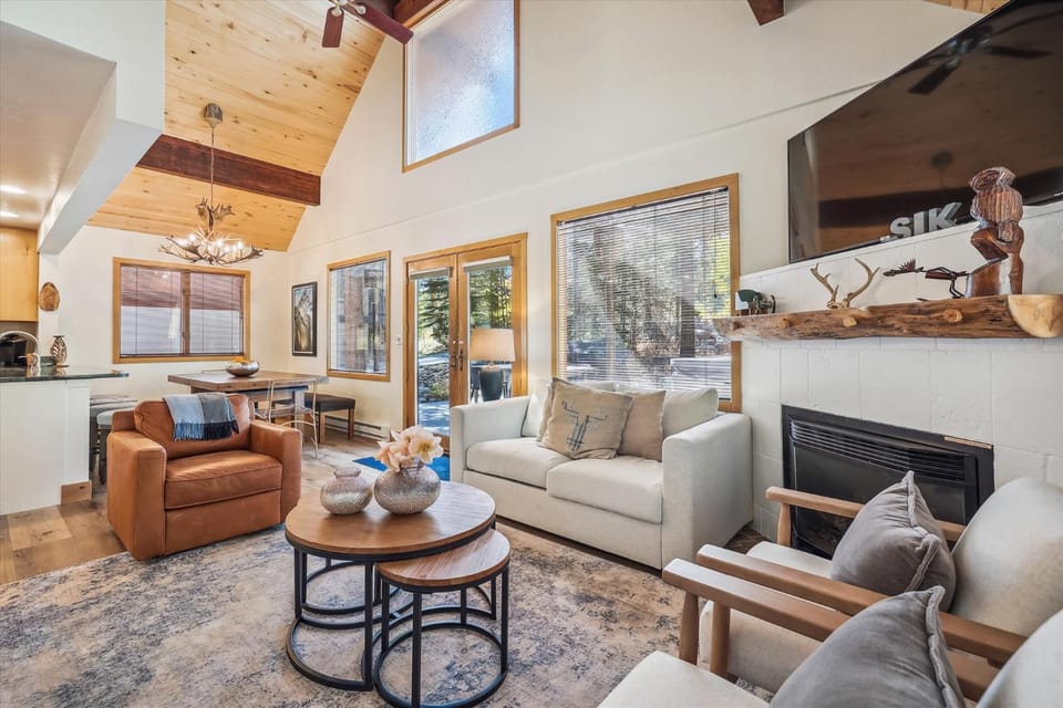 Experience Freeride Haus, a beautiful Breckenridge home with a private hot tub! House in Breckenridge