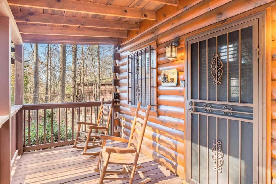 Bear's Lair Cabin located in the Smoky Mountains minutes from Pigeon Forge and Gatlinburg Tn Cabin in Sevier County