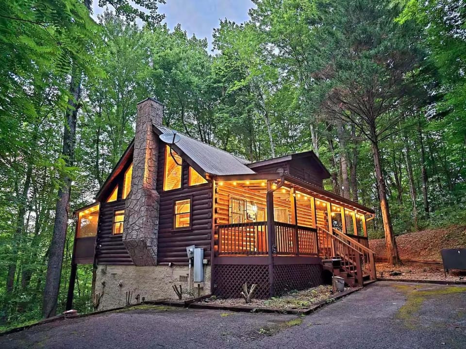 Bear's Lair Cabin located in the Smoky Mountains minutes from Pigeon Forge and Gatlinburg Tn Cabin in Sevier County